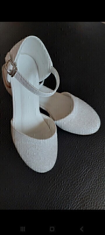 Elbląg Sprzedam buciki dla dziewczynki na Pierwszą Komunię. Pięknie się mienią, drobny biały brokacik ze srebrem.