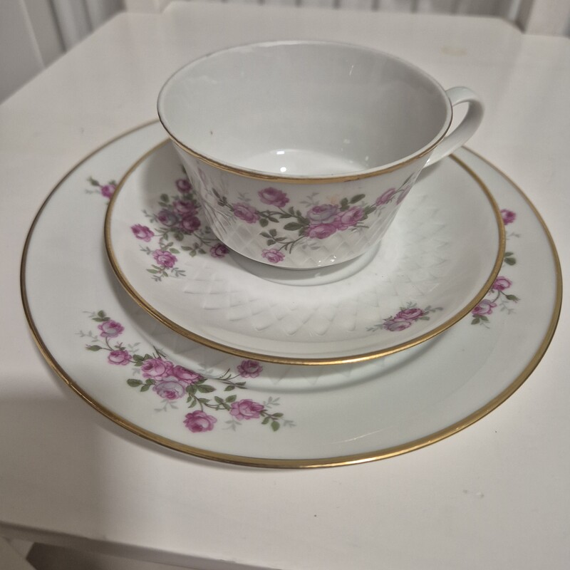 Elbląg Sprzedam komplet śniadaniowy talerzyk, spodek, filiżankę firmy Freiberger Porzellan. 
Stan bardzo dobry.