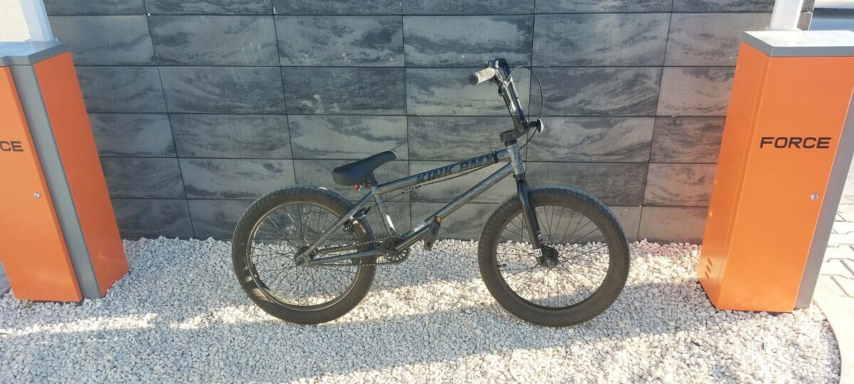 Elbląg Sprzedam rower BMX Kink Curb z 2022 roku w kolorze Matte Brushed Silver. Rower w bardzo dobrym stanie, gotowy