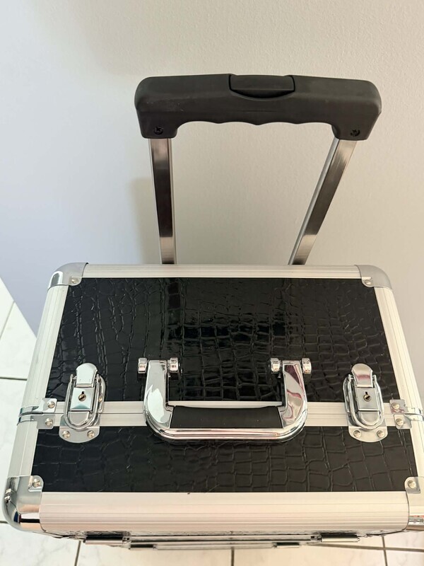 Elbląg Sprzedam kufer przeznaczony dla stylistki paznokci lub makijażystki. Kufer jest w bardzo dobrym stanie. Ma dwa