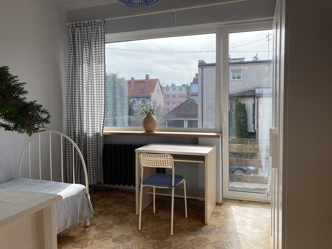 Elbląg Wynajmę umeblowany pokój z balkonem osobie niepalącej w domu jednorodzinnym, do dyspozycji kuchnia, dwie