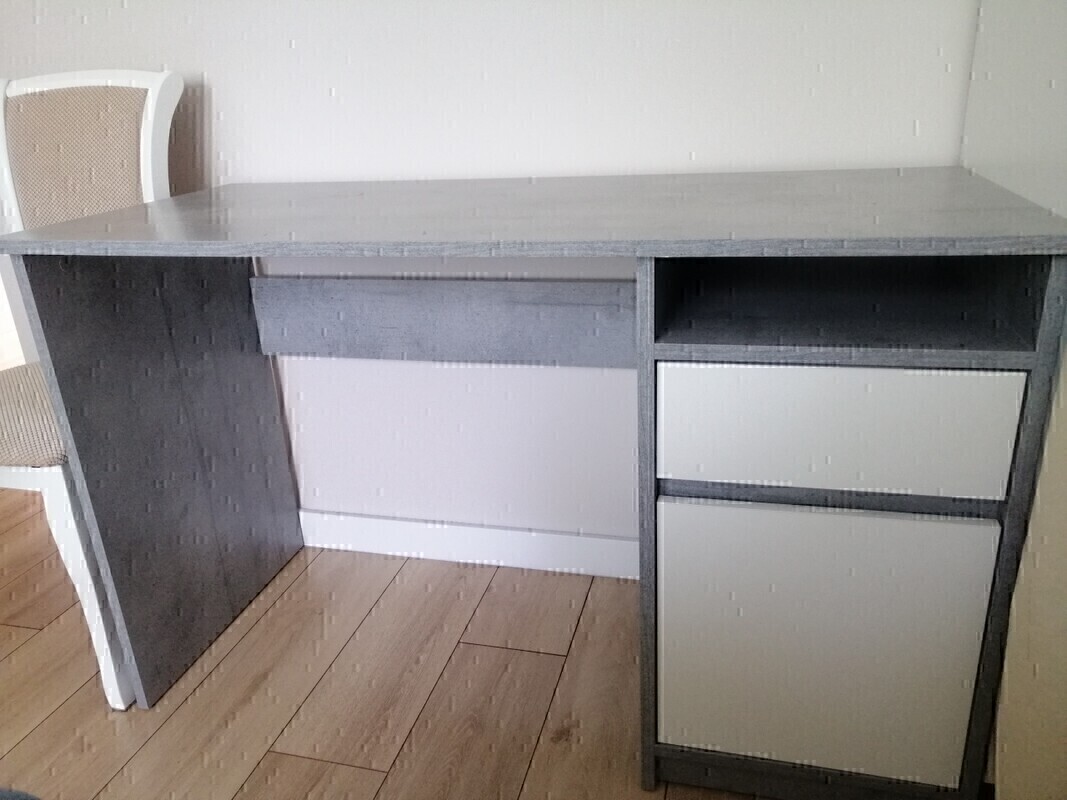 Elbląg Biurko koloru szarego&nbsp; z białymi frontami