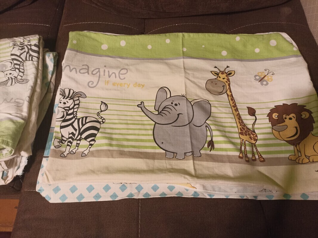 Elbląg Zestaw do łóżeczka dla dziecka. Poduszka, kołdra, 2 powłoczki pasujące, 2 ochraniacze do łóżeczka, moskitiera i