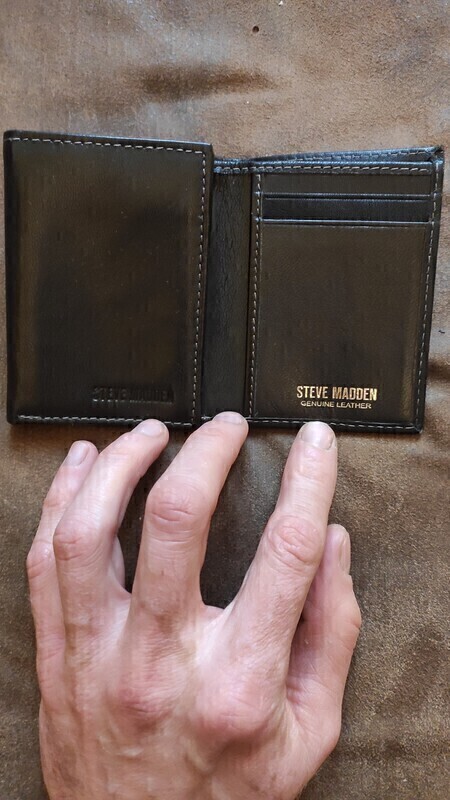 Elbląg Sprzedam portfel marki Steve Madden, wykonany z prawdziwej skóry (Genuine Leather). Portfel jest w stanie