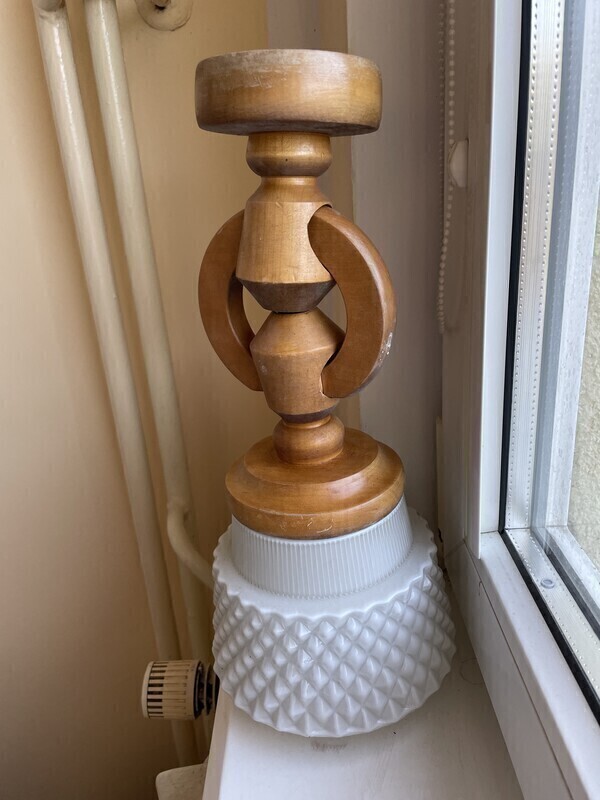 Elbląg Stylowy, drewniany żyrandol z lat 70-tych na sprzedaż. Lampa ma unikatowy, geometryczny kształt i jest wykonana