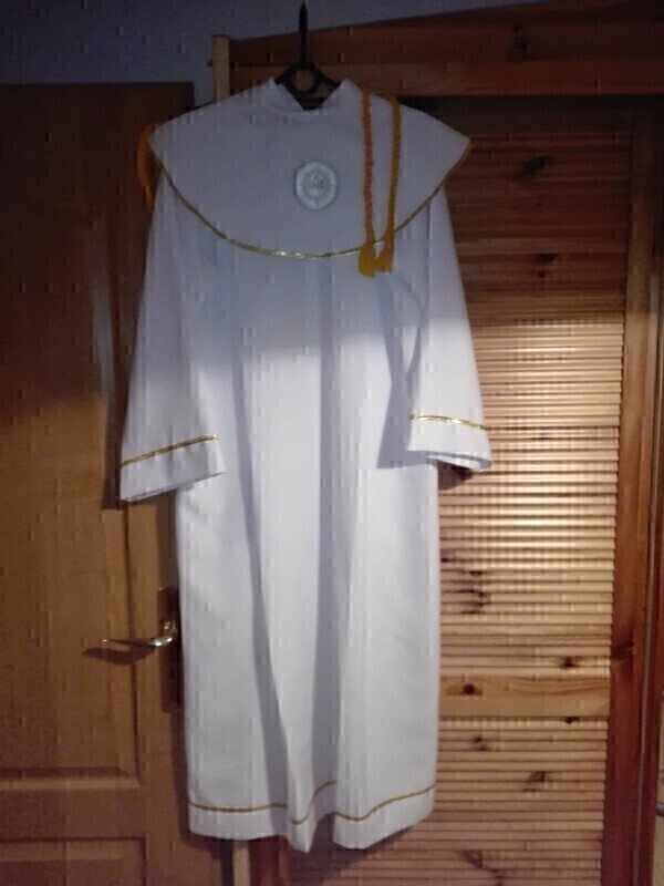 Elbląg Sprzedam  albę ze złotymi  lamówkami. 
Cena do negocjacji.