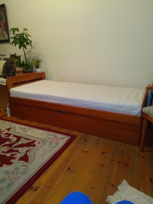 Elbląg Sprzedam tapczan jednoosobowy z materacem, 90 x200 cm. Materac ma ściągany pokrowiec. Tapczan - lite drewno.