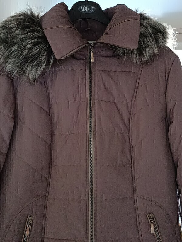 Elbląg Sprzedam jeden raz założoną damską kurtkę zimową w rozmiarze 44 /okazała się za duża wymiarowo/. Kolor