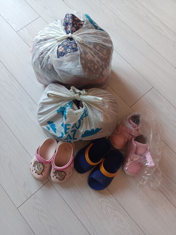 Elbląg Sprzedam pakę ciuchów dziewczęcych rozmiar 98 i buciki ( 24-27) stan bardzo dobry i nowy ( tylko wyprane )