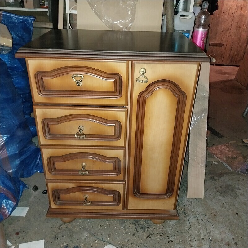 Elbląg Sprzedam komodę wys. 82cm. szer. 62cm. gł. 42cm. stan bardzo dobry blat pomalowany na ciemny orzech.