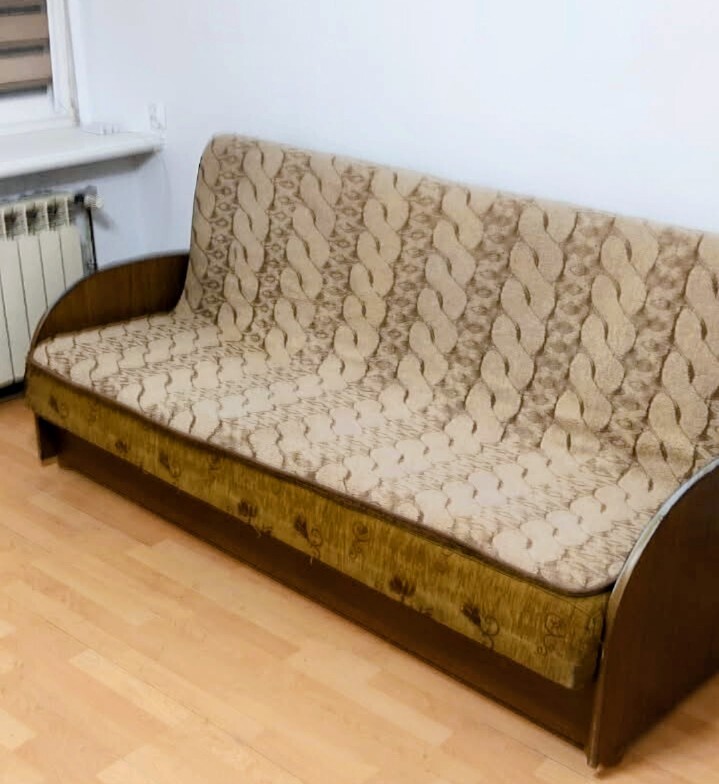 Elbląg Oddam za darmo tapczan i kuchenkę gazową z piekarnikiem gazowym w kolorze białym, transport i zniesienie we