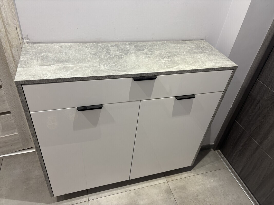 Elbląg Sprzedam komodę wiszącą na buty wymiary;
Wysokość 90cm
szerokość 105cm
głebokosc34cm
Na