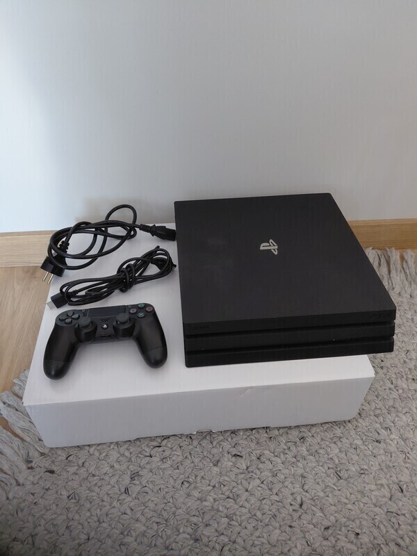 Elbląg Sprzedam konsolę PS 4 Pro 1 TB stan jak na załączonych zdjęciach