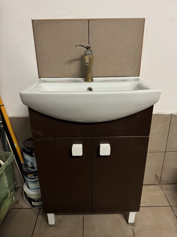 Elbląg Sprzedam bardzo ładną umywalkę Cersanit z szafką w ładnym stanie połysk brąz, plus w zestawie kran cena 80 zł
