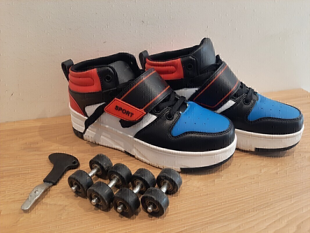 Elbląg Sprzedam butorolki w rozmiarze 38 ( wkładka buta 24,4 cm). W kolorystyce biało- czarno- czerwono- niebieskiej.