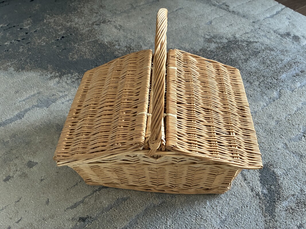 Elbląg Sprzedam duży kosz piknikowy (wiklinowy) w bardzo dobrej kondycji (praktycznie nowy)
Kosz posiada dwie klapy