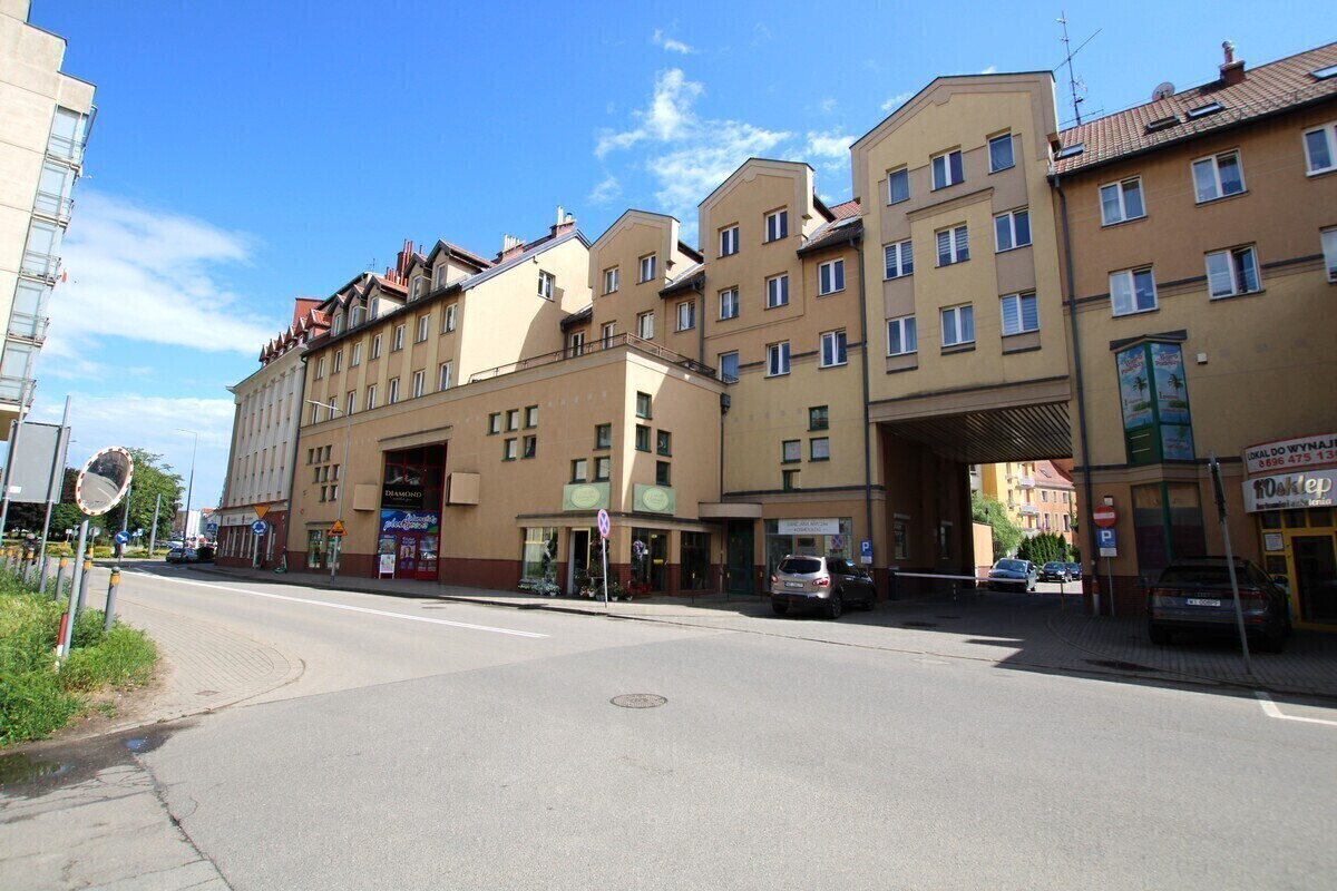 Elbląg NIERUCHOMOŚCI ANNA KRASZEWSKA Lokal handlowo-usługowy na parterze w centrum miasta ul.