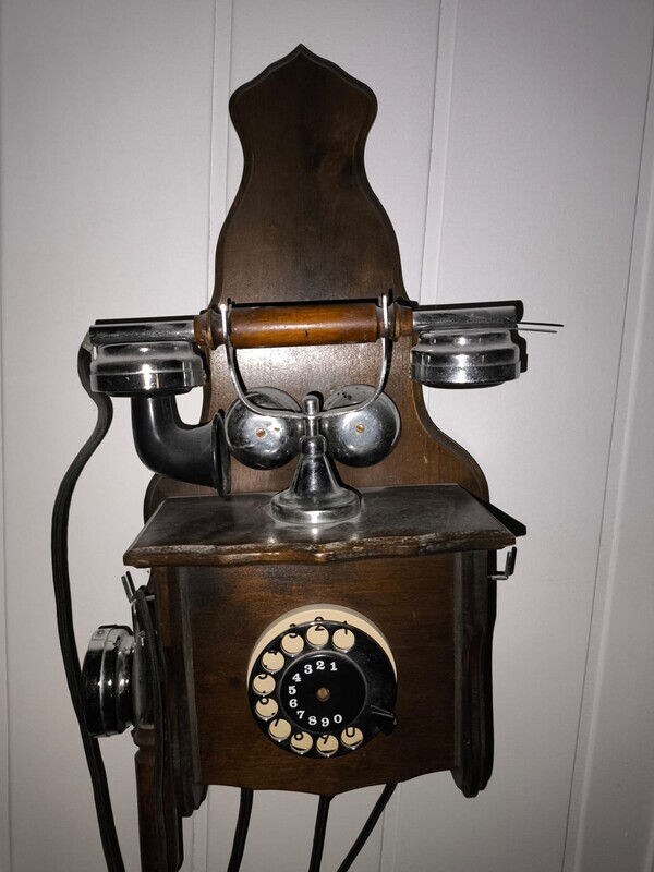 Elbląg Sprzedam zabytkowy drewniany telefon ścienny z tarczą numerową.