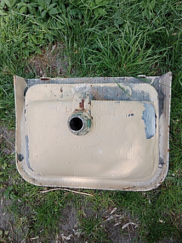 Elbląg Sprzedam Zlew żeliwny z czasów PRL. Wymiary zlewu długość 55 cm, szerokość 43 cm, głębokość około 40 cm, waga