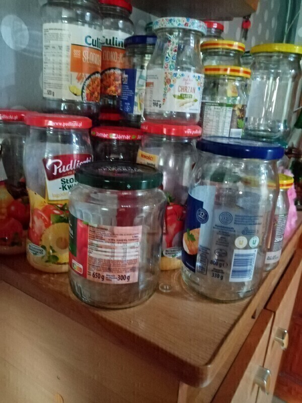 Elbląg Zamienię 50 słoików (+-) na coś. 
Słoiki są umyte i z dopasowanymi nakrętkami. 
Trzeba tylko opłukać z kurzu.