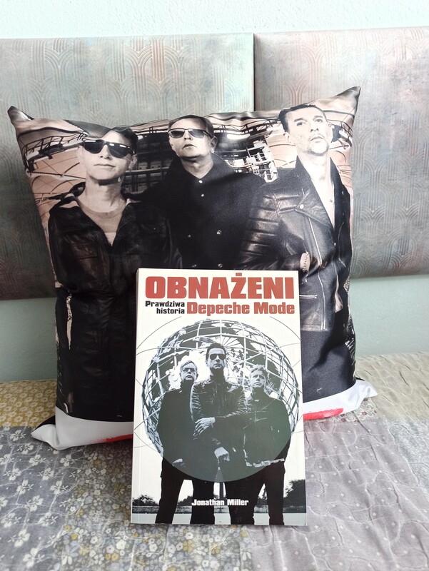 Elbląg Poduszka z motywem zespołu Depeche Mode w rozmiarze 40x40 cm+ książka Obnażeni prawdziwa historia. Stan bardzo