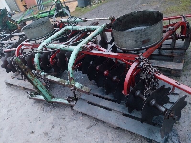 Elbląg Sprzedam:
1) talerzówka Kverneland 380 szer. , robocza, cena 2600 zł;
2) wał daszkowy szer 3m, średnica 60cm,