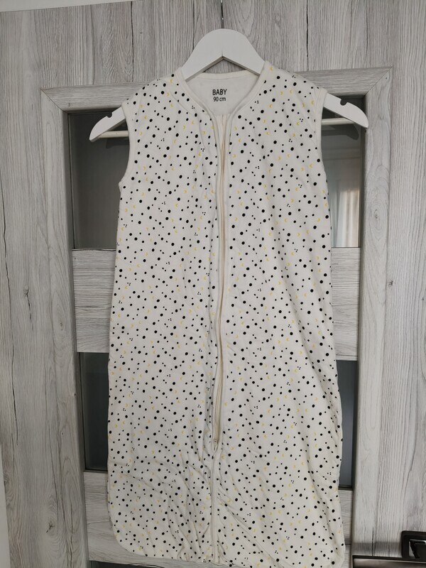 Elbląg Sprzedam dwa śpiworki ( w kropki- cieńszy 90 cm) ( w zwierzątka grubszy- 86-98cm) i dwa kombinezony (biały,