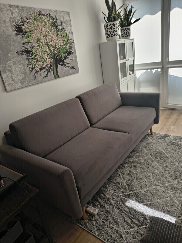 Elbląg Wygodna sofa w bardzo dobrym stanie. Idealna do salonu lub pokoju gościnnego. Szara.
Nie posiada żadnych dziur