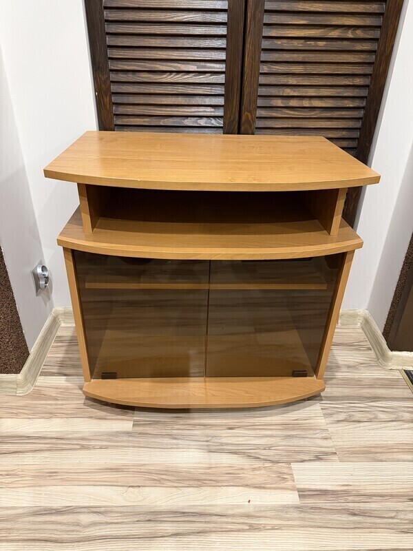 Elbląg Sprzedam szafkę pod telewizor w stanie ogólnym dobrym. Wysokość ok 65 cm, głębokość 44 cm, szerokość 66 cm.