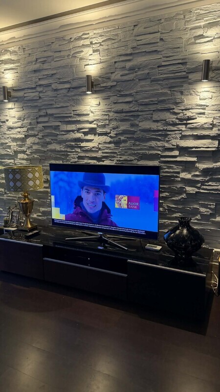 Elbląg 1.Stylowy szafka RTV z przeszklonym ciemnym blatem. Idealna do przechowywania sprzętu elektronicznego lub