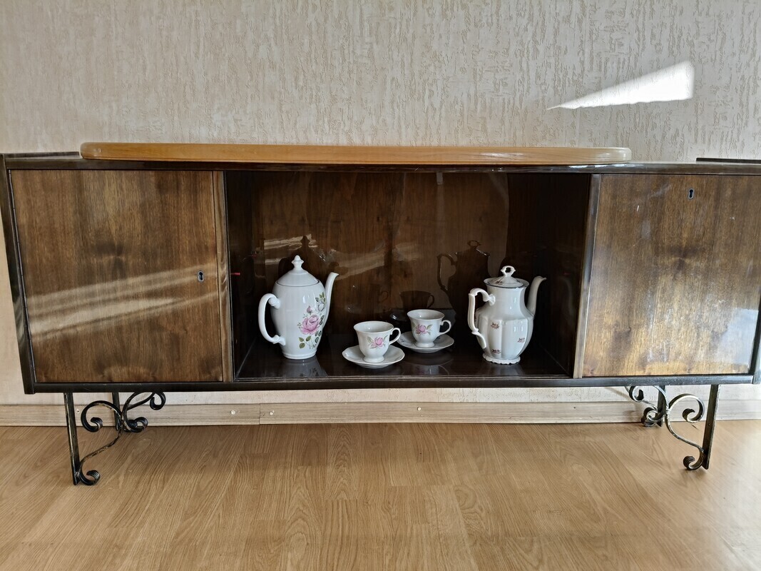 Elbląg Sprzedam starą komodę, kredens drewniany o połyskującym wykończeniu w stylu vintage/ mid- century modern. Mebel