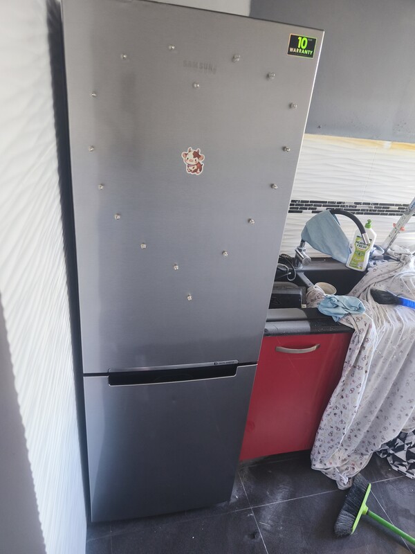 Elbląg Używana lodówka Samsung pełny no Frost. 
Wymiary: 179x59,5cm. 
W pełni sprawna 
Wizualnie 9/10
Odbiór we