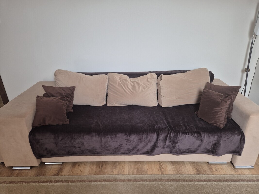 Elbląg SPRZEDAM za 150zł
rozkładana kanapa z dwoma pufami w komplecie.