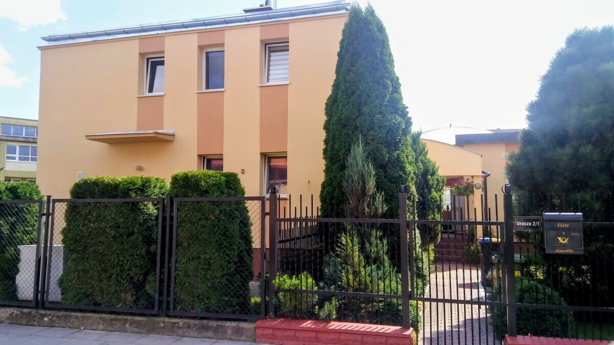 Elbląg Na sprzedaż pół domu o powierzchni około 110 m², położonego w atrakcyjnej lokalizacji przy ul.