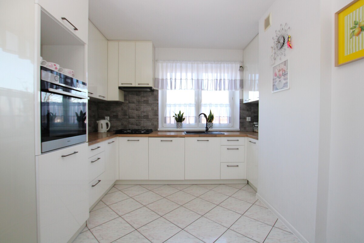 Elbląg NIERUCHOMOŚCI ANNA KRASZEWSKA&nbsp; Mieszkanie 3-pokojowe z własnym ogrodem i garażem&nbsp; w miejscowości