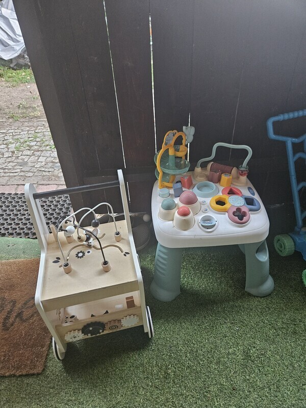 Elbląg Oddam za duża milke dwa stoliczki edukacyjne. 
Jeden ma uszkodzone kolo, ale może komuś uda się naprawić