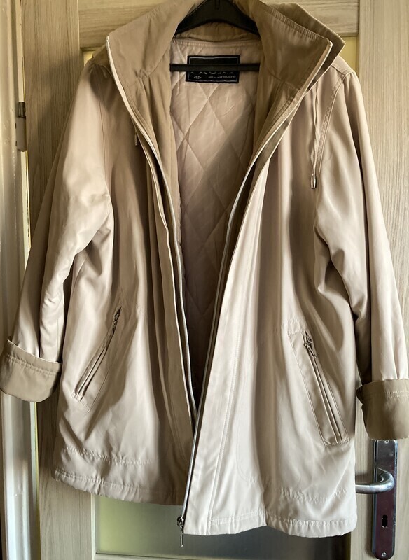 Elbląg Kurtka damska rozm.46,z kapturem i z podpinką, w kolorze jasnego beżu z elementami ciemnego beżu. Zapinana na