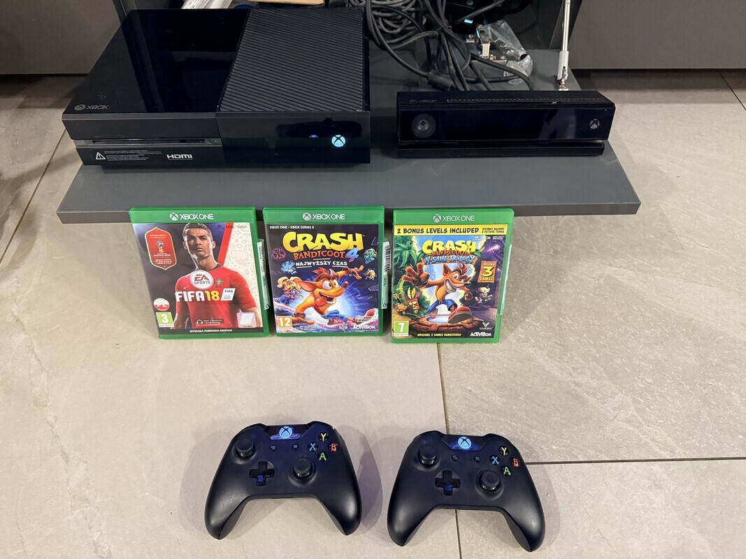 Elbląg Witam serdecznie.
Sprzedam konsolę XBOX ONE (500GB) + Kinect + 3 gry.
Zestaw zawiera konsolę, dwa oryginalne