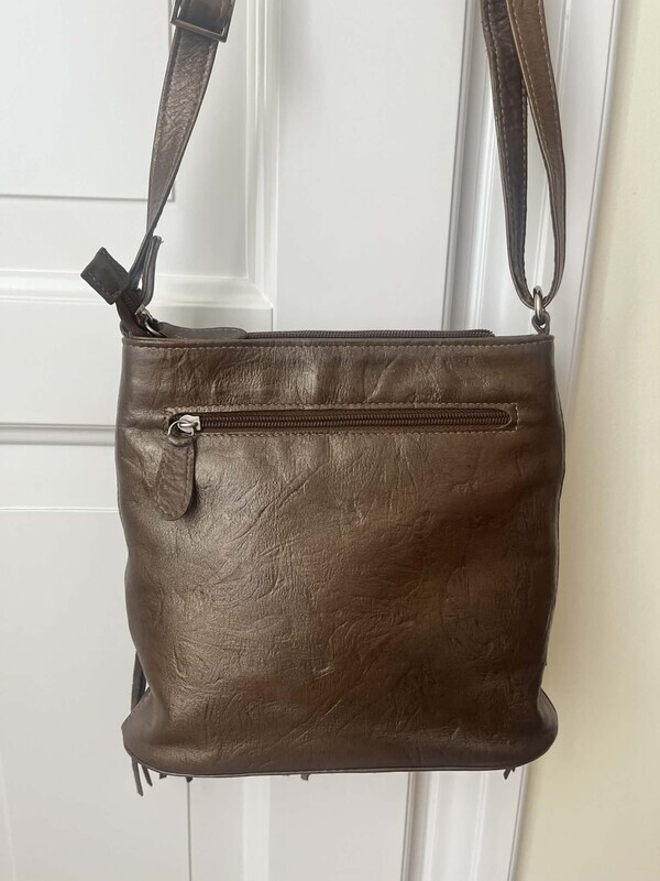 Elbląg Sprzedam 2 torebki skórzane brązowa z frędzlami, duża szara. Stan praktycznie nowy. Firma Pater. Mała 55 zl,