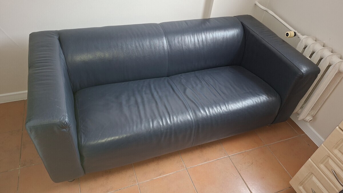 Elbląg Sprzedam sofę skórzaną. Kolor granatowy. Nie zniszczona ani popękana. 
 Wymiary: dł. 180cm, szer. 87cm, wys.