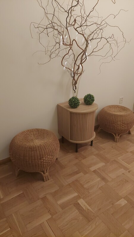 Elbląg Kwietnik retro
Krzesla
Szafka retro oszklona
Fotel unikalny
Lustro z OKIENNICAMI
Stolik