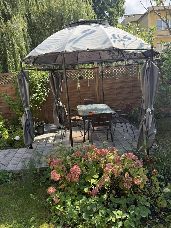 Elbląg Sprzedam pawilon jak na zdjęciach. Stelaż w stanie bdb, demontowany na okres jesień/zima. Zadaszenie w stanie