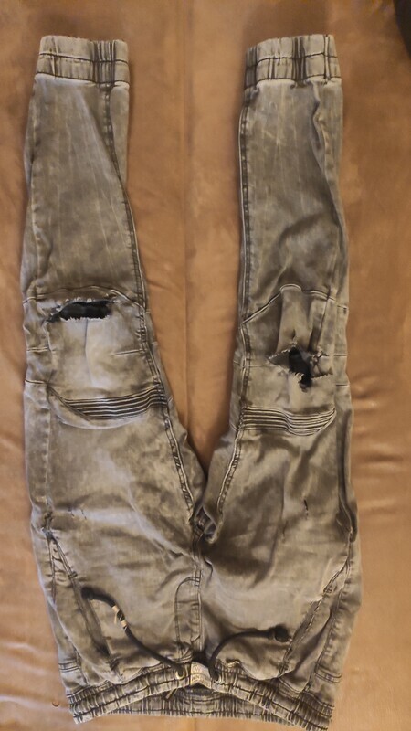 Elbląg Spodnie marki Cropp Denim, rozmiar 30-32.
Stan: dobry. 
Spodnie mają widoczne przetarcia i dziury, szczególnie