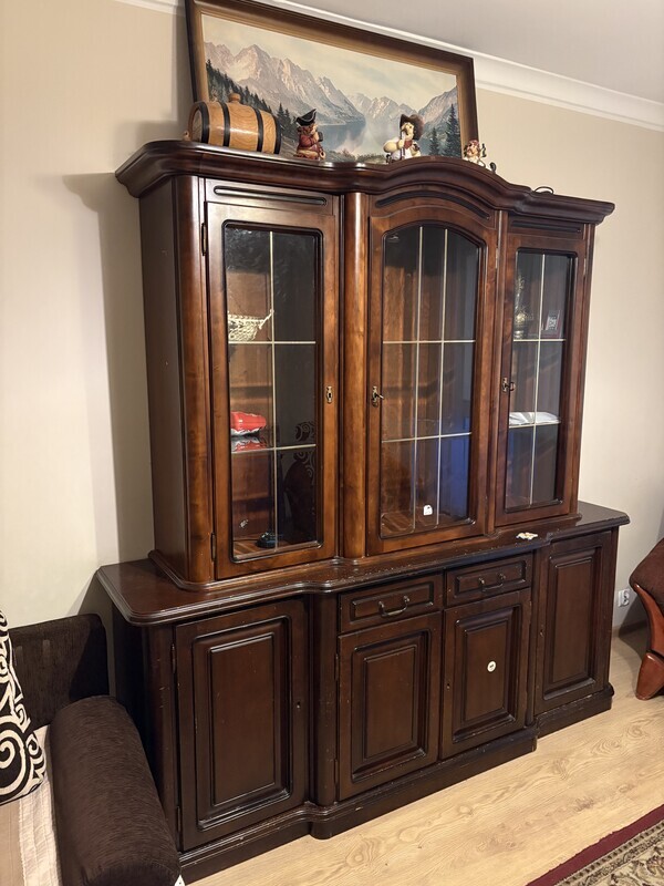 Elbląg Zestaw mebli drewnianych Aron marki Swarzędz S. A. (Olcha/orzech)
W skład zestawu wchodzą:
Witryna