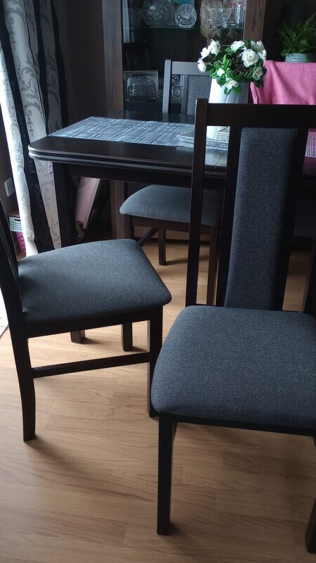 Elbląg Sprzedam 4 krzesła, stan bardzo dobry 200 zł komplet(4x50 zł) możliwość negocjacji. Transport we własnym zakresie