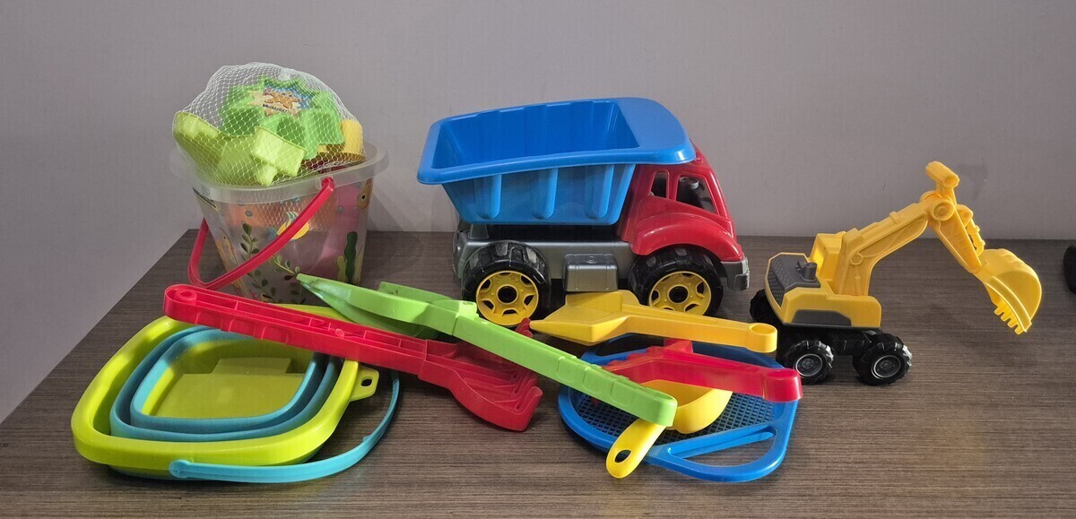 Elbląg Zabawki do piaskownicy: auto, koparka, widerka, foremki i inne.
Po jednym dziecku, używane kilka razy. Stan