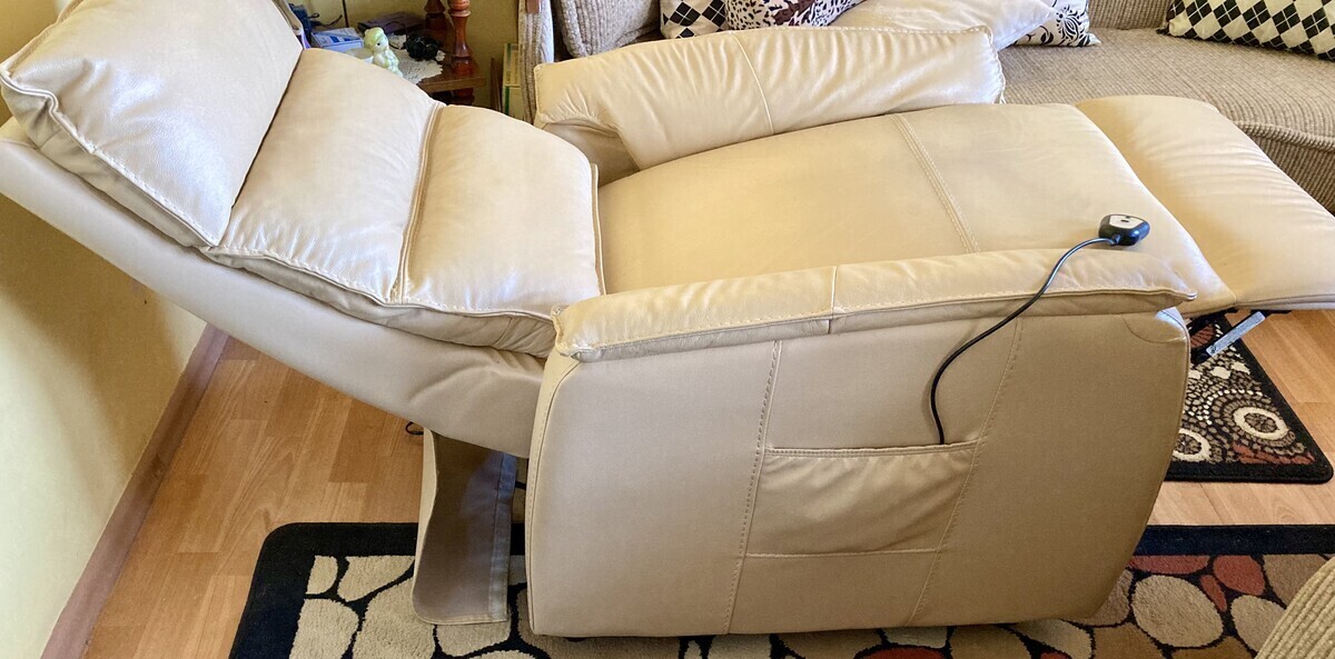 Elbląg Fotel Relax, rozkładany do pozycji półleżącej za pomocą pilota. Wygodny do odpoczynku, czytania, oglądania tv.