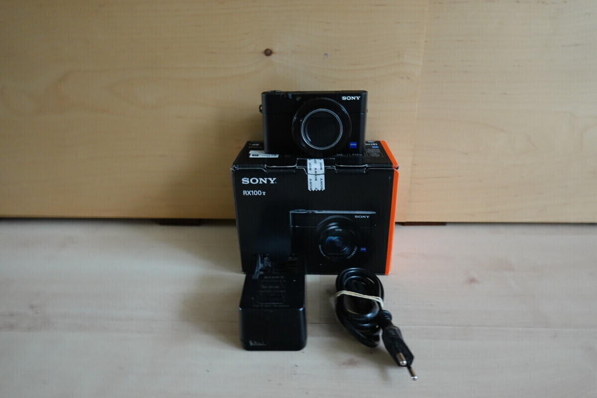 Elbląg Aparat fotograficzny Sony DSC RX 100 Va wraz z trzema oryginalnymi akumulatorami i ładowarką sieciową firmy