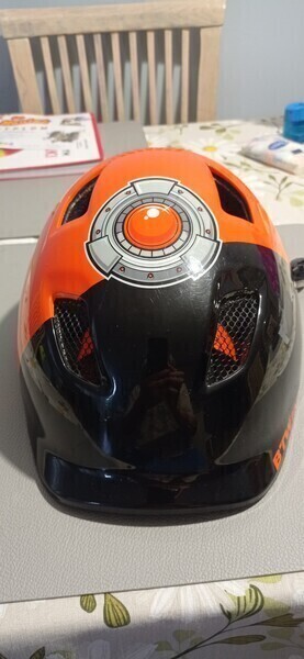 Elbląg SPRZEDAM 
DWA KASKI NA  ŁYŻWY, ROWER, HULAJNOGĘ, ROLKI. 
STAN BARDZO DOBRY. 
CENA 30 ZŁ ZA SZTUKĘ.