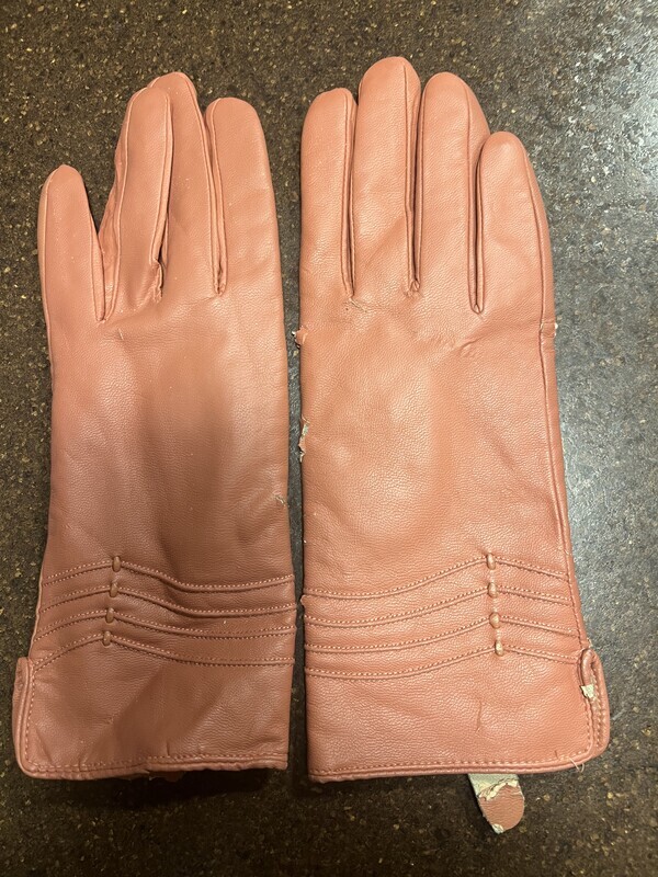 Elbląg SPRZEDAMDamskie rękawiczki skórzaneMało używaneRozmiar:&nbsp; 7 - 8Bardzo delikatna, miękka skórka